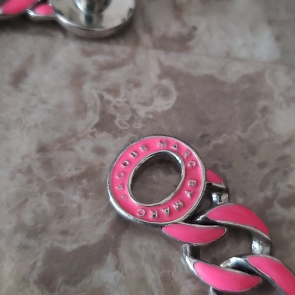 Chain link hot pink bracelet - Picture 2 of 3